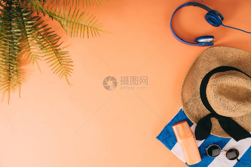 夏季附件耳机和棕榈叶橙色背景的图片