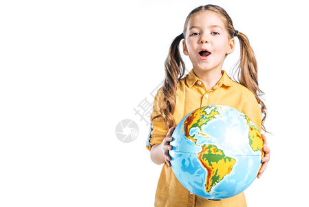 令人惊叹的小孩抱着孤立于白色地球日图片