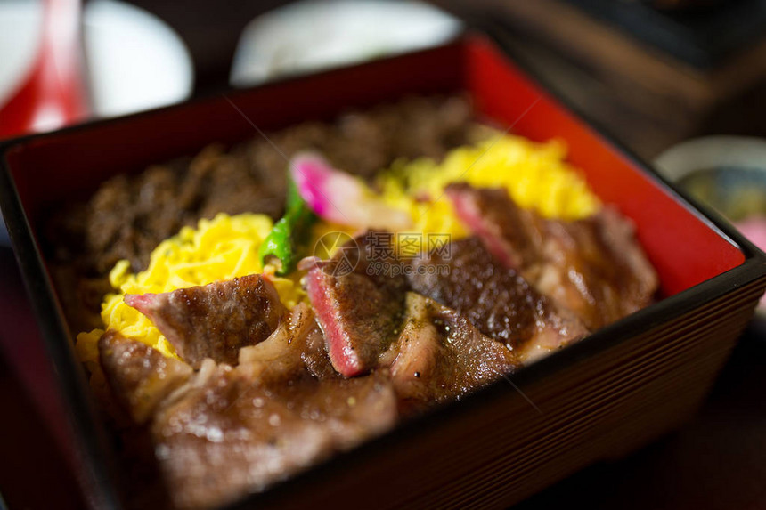 日式烤牛肉饭图片