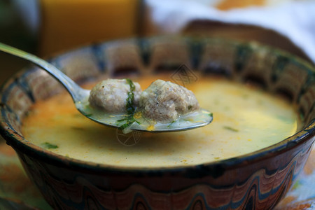 传统保加利亚肉碗汤图片