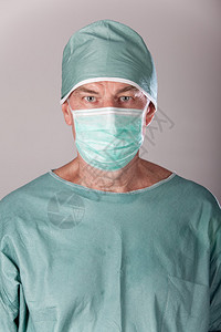 一个60岁的外科医生图片