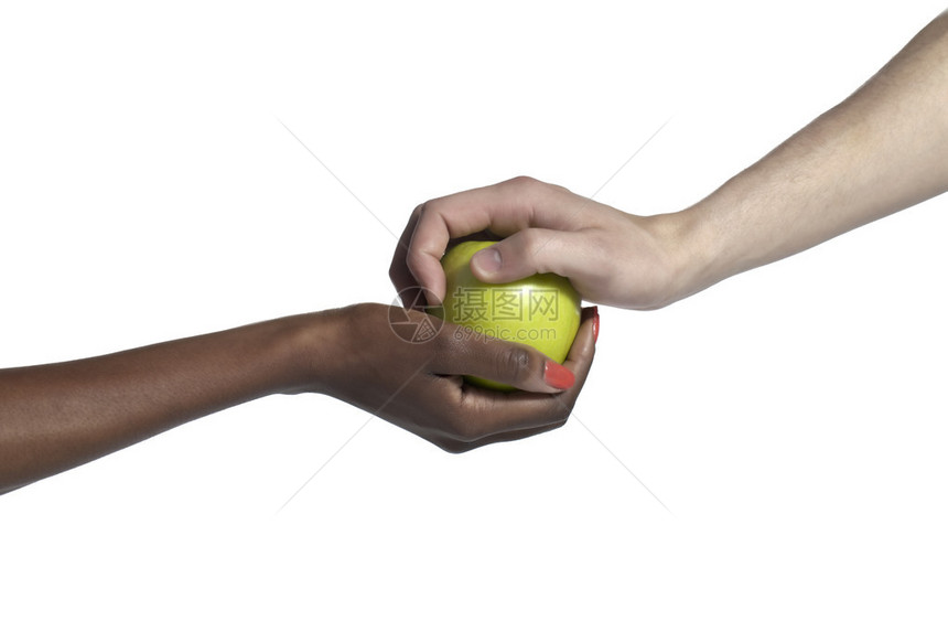 两只手之间的青苹果图片