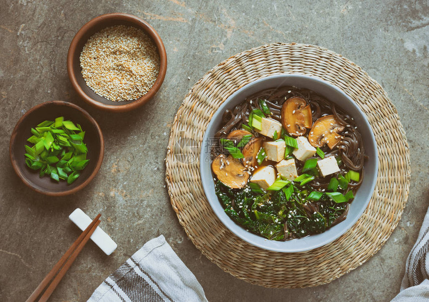 蔬菜碗沙巴面条汤富含各种素蛋白质来源图片