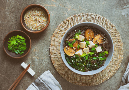 蔬菜碗沙巴面条汤富含各种素蛋白质来源图片