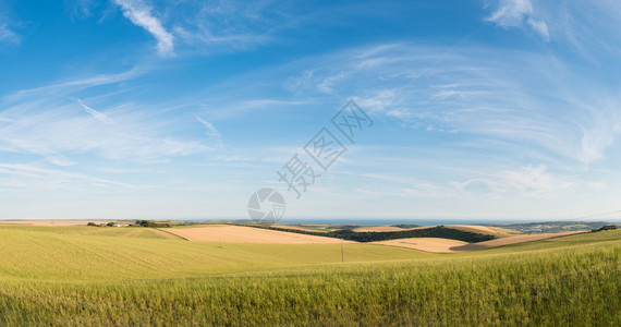 英国连绵起伏的乡村上美丽的日落景观图像图片