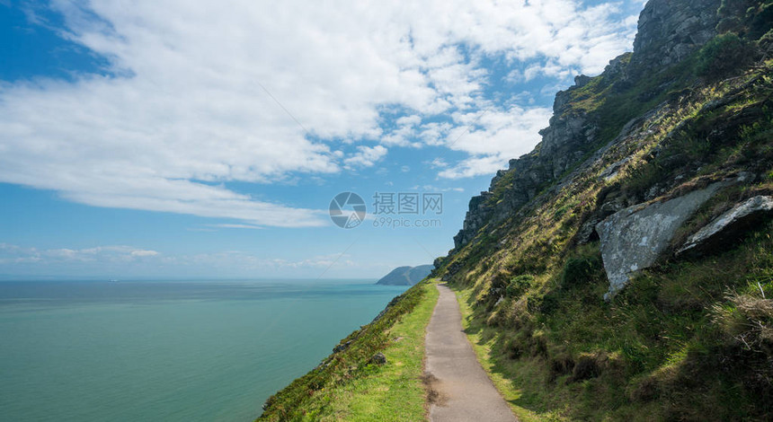 英格兰北德文郡岩石谷的海岸线和海洋图片