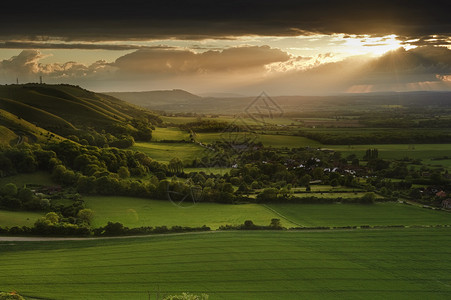 夏日夕阳下英国乡村景观的风景图片