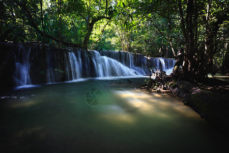 泰国森林深处的瀑布图片