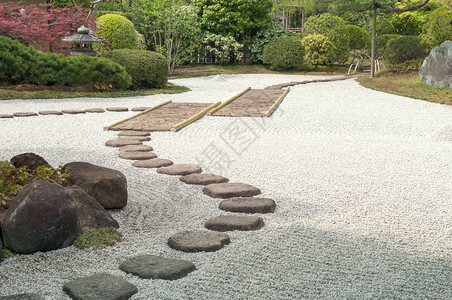 有风景石小路的日本禅宗花园图片