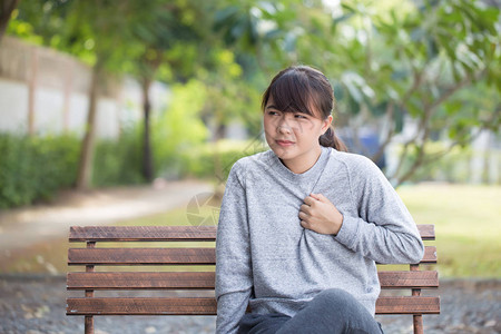 女人在公园有反酸高清图片