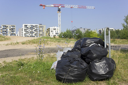 背垃圾的黑塑料袋被扔在不放的地方图片