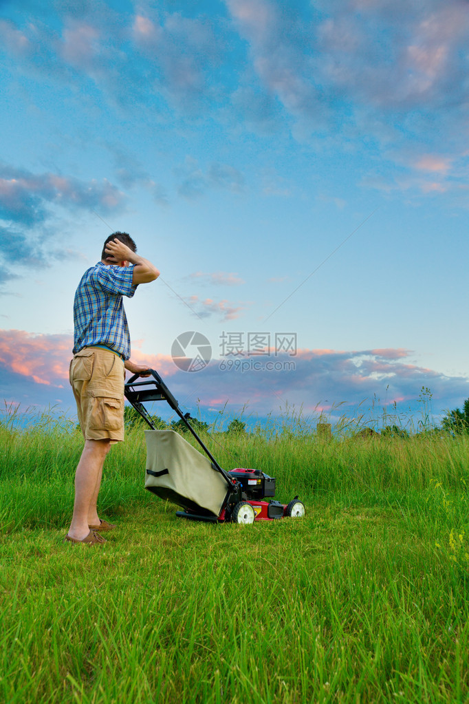 男人的任务是修剪一片高草图片