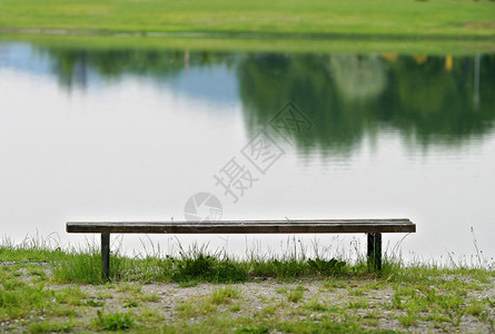 以湖泊和绿树为空的长凳水图片
