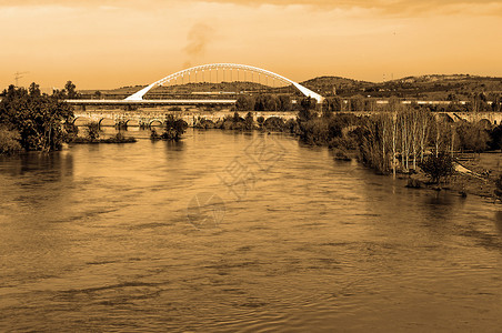 在西班牙梅里达市Guadiana河的罗马大桥上图片