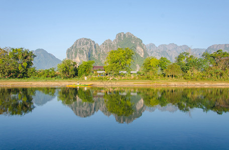 老挝万荣南宋河边的宁静景观背景图片