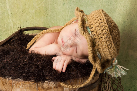 新出生的婴儿男孩穿着渔帽图片