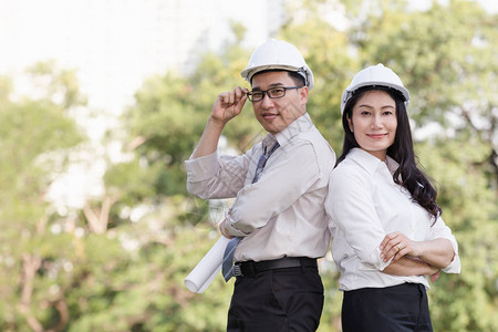 亚洲男和女工程师在公园内图片