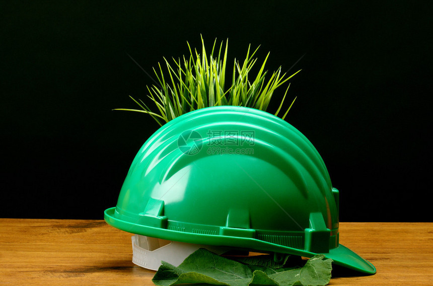 绿色草和绿色头盔环境友好图片