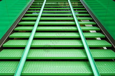 自行车存放处的现代绿色钢楼梯图片
