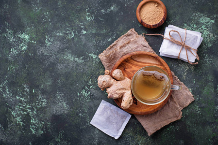 姜根和茶包烹饪健康饮料的成分图片