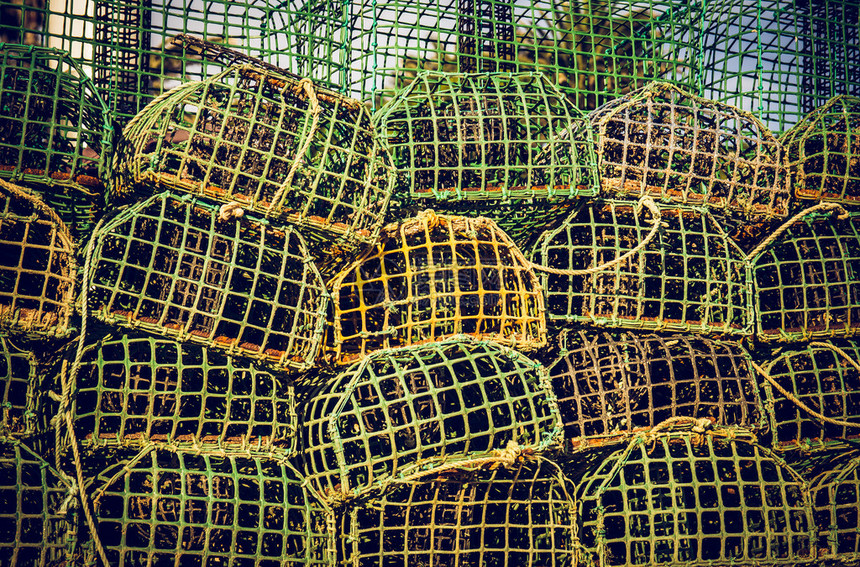 渔笼陷阱桩群背景图片
