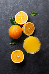 石桌上的新鲜橙色水果和汁顶视图图片