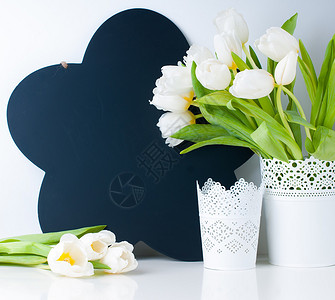 室内装饰安排花瓶中白色郁金香的花束图片