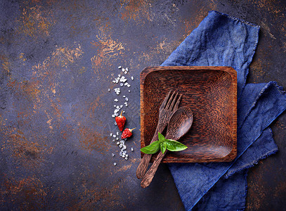 空木盘餐具盐胡椒和罗勒烹饪背景顶视图图片