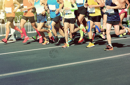 马拉松跑者在城图片