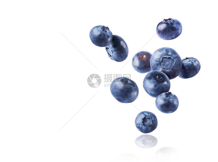 白色背景上孤立的空气中坠落的新鲜蓝莓食品悬浮概念图片