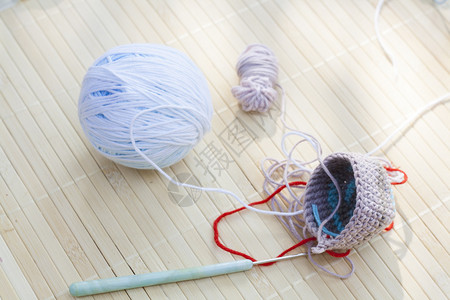 编织和编织小块的彩色羊毛剪图片