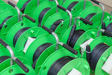 用于新光纤安装的一组绿色电缆卷筒图片