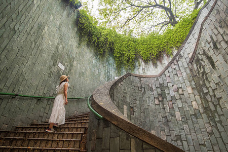 年轻女游客在福康宁公园的地下螺旋楼梯上旅行和站立图片