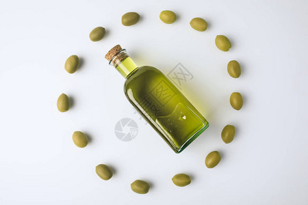 橄榄圈内含橄榄油的玻璃瓶顶部视图图片