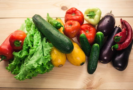 新鲜的有机蔬菜秋季蔬菜收获沙拉的配料生菜西红柿黄瓜西葫芦茄子图片