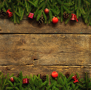 有fir树枝锥子和圣诞装饰品图片