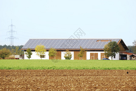 农舍屋顶上的太阳能电池板图片