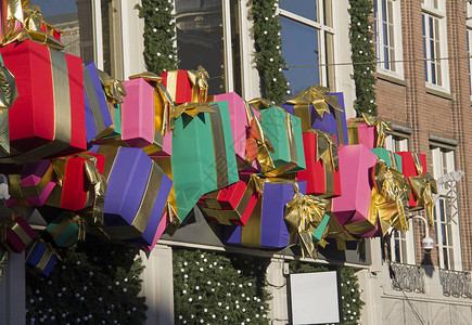 在阿姆斯特丹的圣诞节期间以圣诞礼物作为百图片