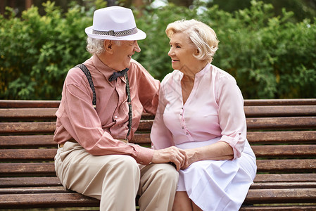浪漫的老年人在公园里放松和聊天图片