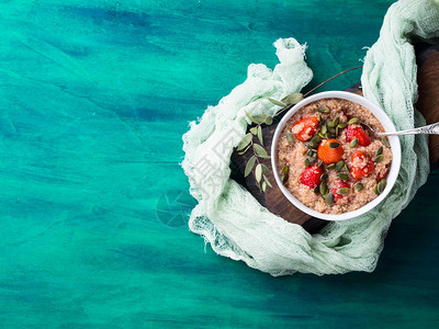 碗里有草莓和南瓜种子的奎诺亚粥图片