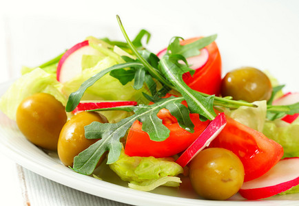 新鲜蔬菜沙拉配绿橄榄图片