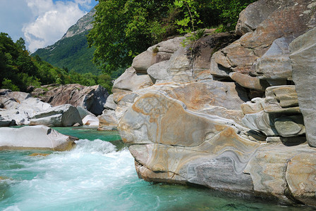 Verzaska山以清澈的绿水多彩宝石和险恶的洋流闻名在地表上有一背景图片