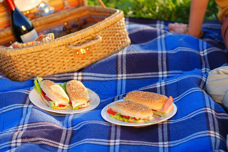 篮子前的野餐三明治图片