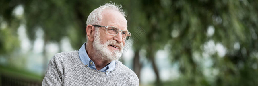 快乐笑的老人穿着灰色拖轮图片