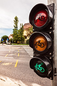 在市中心交通灯点为骑自行图片