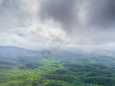 农村环境暴风雨期间的山区图片