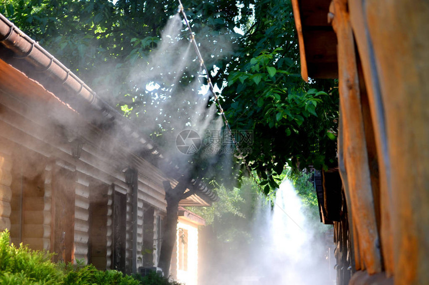 在炎热的夏日清晨露户外街上蒸汽使空气干燥图片