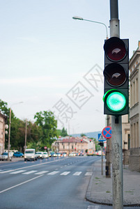绿色交通信号灯照片背景图片