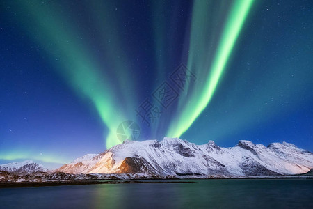 川山群岛挪威罗弗敦群岛上的北极光山上的绿色北极光与极光的夜空夜间冬季景观与极光和水面上的反射挪插画