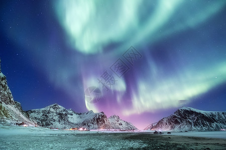 纳罗伊峡湾挪威罗弗敦群岛上的北极光山上的绿色北极光与极光的夜空与极光的夜冬天风景挪插画